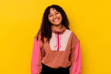 Genç melez kadın pembe arka planda izole edilmiş mutlu, güler yüzlü ve neşeli.