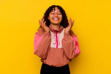 Genç melez kadın pembe arka planda izole edilmiş neşeli bir şekilde gülüyor. Mutluluk kavramı.