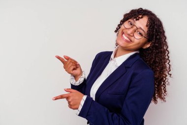 Genç iş kadını, beyaz arka planda izole edilmiş. İşaret parmaklarıyla işaret ettiği için heyecanlı..