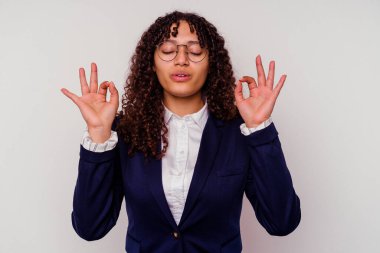 Genç iş kadını, beyaz arka planda soyutlanmış, yoğun çalışma gününden sonra dinleniyor, yoga yapıyor..