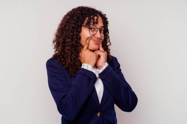 Genç iş kadını, beyaz arka planda izole edilmiş iki seçenek arasında kuşkuyla karışık ırk..