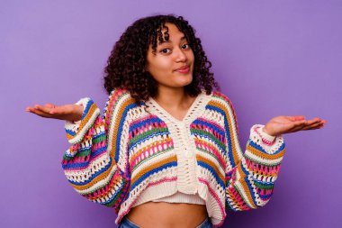 Mor arka planda izole edilmiş genç bir ırk kadını sorgulamak için omuz silkiyor ve şüphe ediyor..