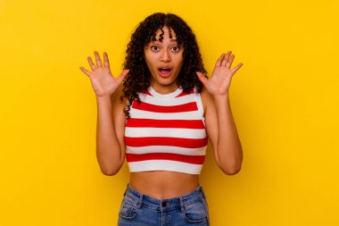 Sarı arka planda izole edilmiş genç melez kadının bir fikri, ilham konsepti var..