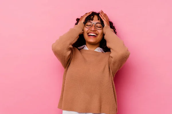 Jovem Mulher Raça Mista Isolado Fundo Rosa Alegremente Mantendo Mãos — Fotografia de Stock