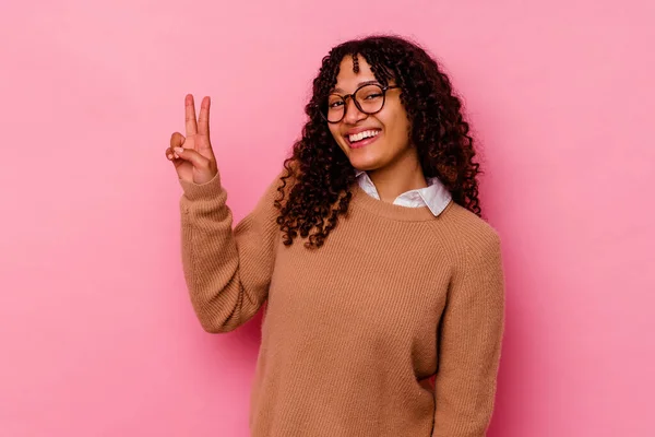 Jeune Femme Métisse Isolée Sur Fond Rose Montrant Signe Victoire — Photo