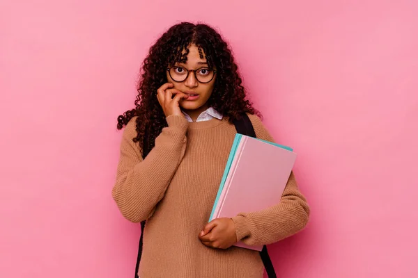 Jovem Estudante Mista Mulher Isolada Fundo Rosa Mordendo Unhas Nervoso — Fotografia de Stock