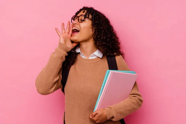 Jovem Estudante Mista Mulher Isolada Fundo Rosa Gritando Segurando Palma — Fotografia de Stock