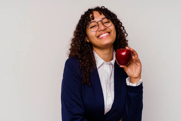 Unga Företag Blandras Kvinna Som Håller Ett Rött Äpple Isolerad — Stockfoto