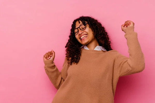 Jong Gemengd Ras Vrouw Geïsoleerd Roze Achtergrond Dansen Plezier Hebben — Stockfoto