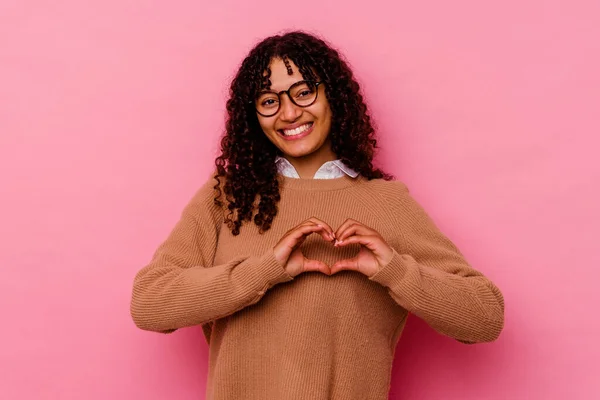 Jeune Femme Métisse Isolée Sur Fond Rose Souriant Montrant Une — Photo