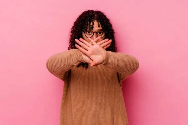 Joven Mujer Mestiza Aislada Sobre Fondo Rosa Haciendo Gesto Negación — Foto de Stock