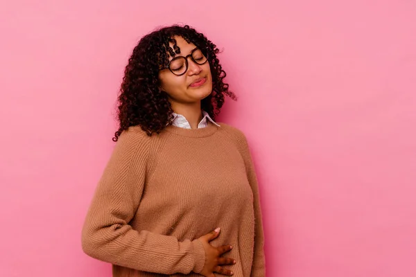 Mujer Joven Mestiza Aislada Sobre Fondo Rosa Toca Barriga Sonríe — Foto de Stock