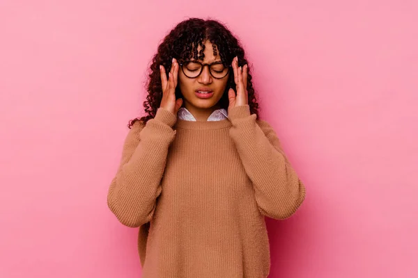 Jovem Mista Mulher Isolada Fundo Rosa Tocando Templos Tendo Dor — Fotografia de Stock