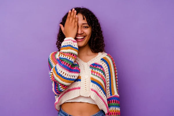 Jong Gemengd Ras Vrouw Geïsoleerd Paarse Achtergrond Met Plezier Die — Stockfoto