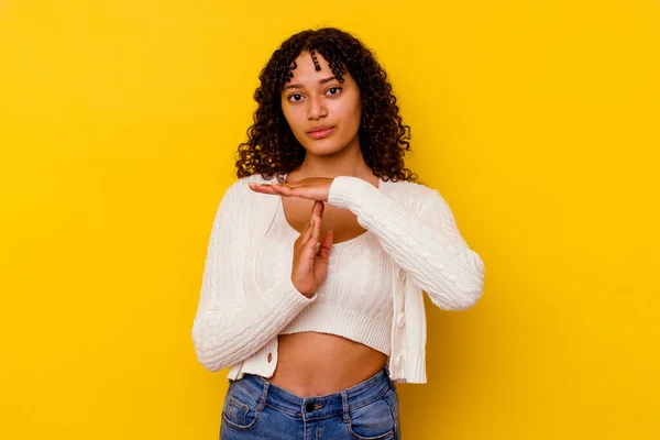Mujer Joven Raza Mixta Aislada Sobre Fondo Amarillo Mostrando Gesto — Foto de Stock