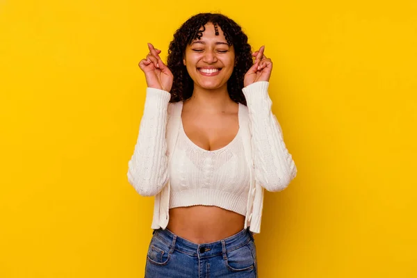 Jeune Femme Métisse Isolée Sur Fond Jaune Croisant Les Doigts — Photo