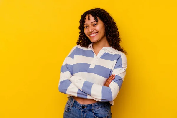 Mujer Joven Raza Mixta Aislada Sobre Fondo Amarillo Que Siente — Foto de Stock