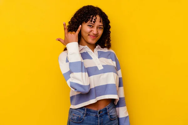 Mujer Joven Mestiza Aislada Sobre Fondo Amarillo Mostrando Gesto Rocoso — Foto de Stock