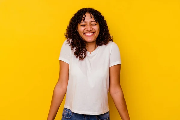 Sarı Arka Planda Soyutlanmış Genç Melez Kadın Gülüyor Gözlerini Kapıyor — Stok fotoğraf