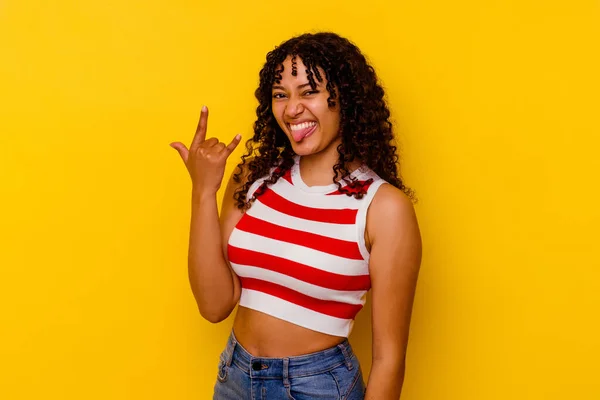 Jovem Mista Mulher Isolada Fundo Amarelo Mostrando Gesto Rocha Com — Fotografia de Stock