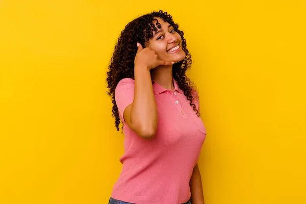 Mladá Smíšená Rasa Žena Izolované Žlutém Pozadí Ukazující Gesto Mobilního — Stock fotografie