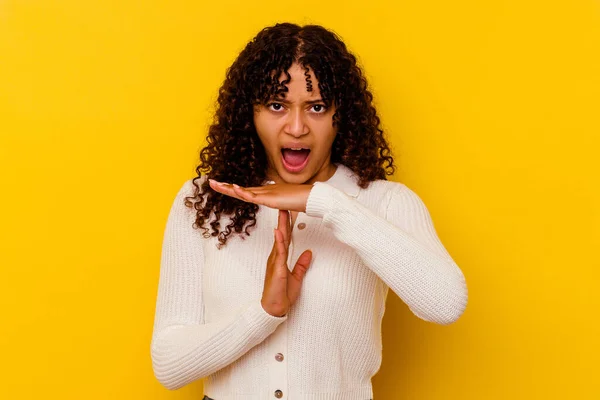 Mladá Smíšená Rasa Žena Izolované Žlutém Pozadí Ukazující Timeout Gesto — Stock fotografie
