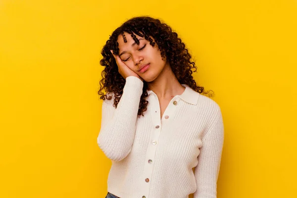 Mujer Joven Raza Mixta Aislada Sobre Fondo Amarillo Que Está — Foto de Stock