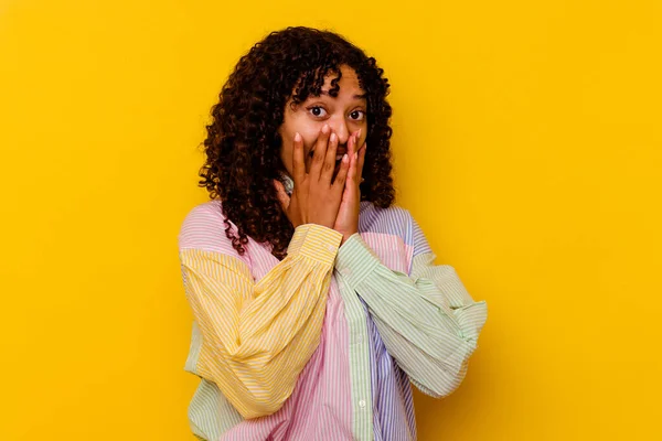 Junge Mischlingshündin Isoliert Auf Gelbem Hintergrund Schockiert Mund Mit Händen — Stockfoto