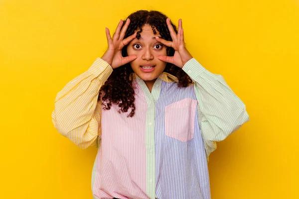 Jovem Mista Mulher Isolada Fundo Amarelo Mantendo Olhos Abertos Para — Fotografia de Stock