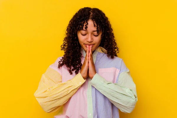 Junge Frau Gemischter Rasse Isoliert Auf Gelbem Hintergrund Betet Zeigt — Stockfoto