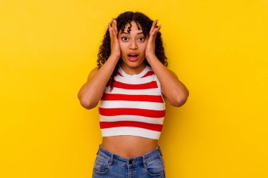 Sarı arka planda soyutlanmış genç melez bir kadın şok geçiriyordu. Önemli bir buluşmayı hatırladı..