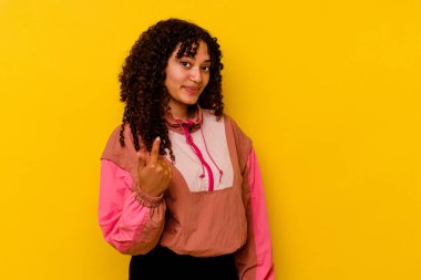 Pembe arka planda soyutlanmış genç melez bir kadın seni işaret ediyor. Sanki davet ediliyormuş gibi..