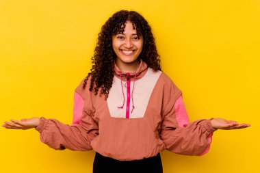 Pembe arka planda soyutlanmış genç melez kadın hoş bir yüz ifadesi sergiliyor..