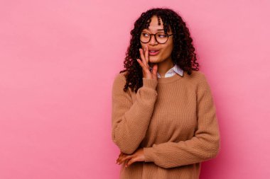 Pembe arka planda soyutlanmış genç melez bir kadın gizli bir fren haberinin olduğunu söylüyor.