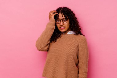 Pembe arka planda soyutlanmış genç melez bir kadın şok geçiriyordu. Önemli bir buluşmayı hatırladı..