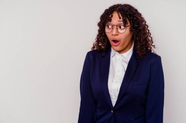 Genç bir iş kadını beyaz arka planda izole edilmiş bir şekilde gördüğü bir şey yüzünden şok oluyor..