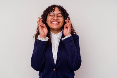 Genç iş kadını, beyaz arka planda izole edilmiş şans dilemek için şans diliyor.