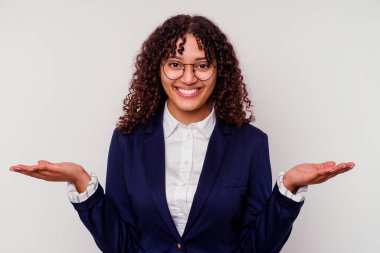 Beyaz arka planda izole edilmiş genç iş kadını hoş bir ifade sergiliyor..