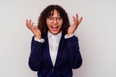 Beyaz arka planda izole edilmiş genç iş kadını hoş bir sürpriz yaşıyor, heyecanlı ve el kaldırıyor..