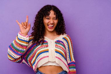 Mor arka planda izole edilmiş genç melez kadın boynuzları devrim konsepti olarak gösteriyor..