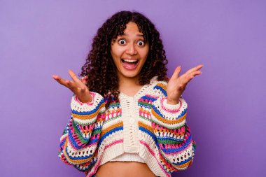 Mor arka planda, zaferi veya başarıyı kutlayan genç melez kadın şaşırmış ve şok olmuştu..