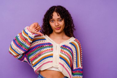 Mor arka planda izole edilmiş genç melez bir kadın. Hoşnutsuz bir jest gösteriyor. Anlaşmazlık konsepti.