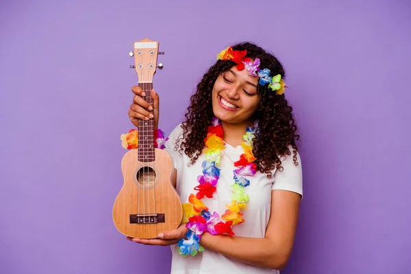 年轻的Hawaiian女人扮演紫色背景的Ukelele — 图库照片
