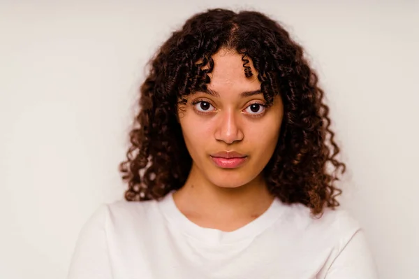 Jong Gemengd Ras Vrouw Gezicht Closeup Geïsoleerd Witte Achtergrond — Stockfoto