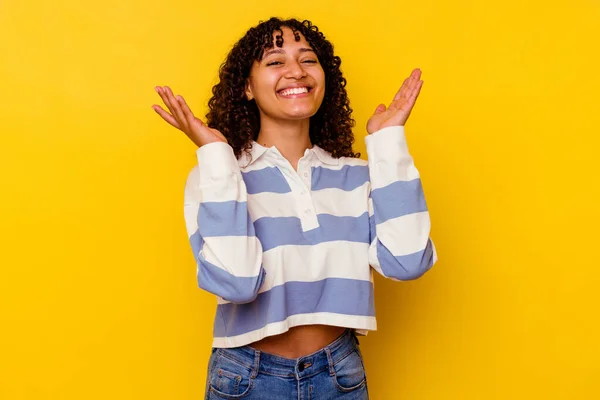 Giovane Donna Razza Mista Isolato Sfondo Giallo Gioioso Ridere Molto — Foto Stock