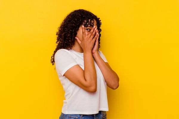 Jovem Mista Mulher Isolada Fundo Amarelo Piscar Através Dedos Assustados — Fotografia de Stock