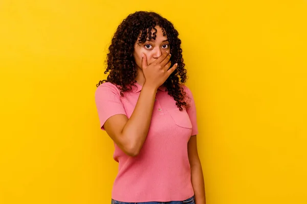 Jovem Mista Mulher Isolada Fundo Amarelo Cobrindo Boca Com Mãos — Fotografia de Stock