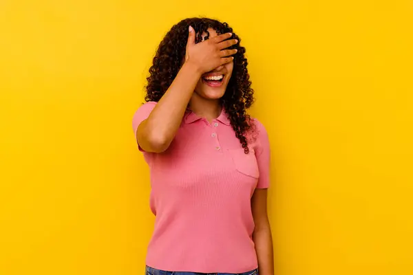 Mujer Joven Raza Mixta Aislada Sobre Fondo Amarillo Cubre Los — Foto de Stock