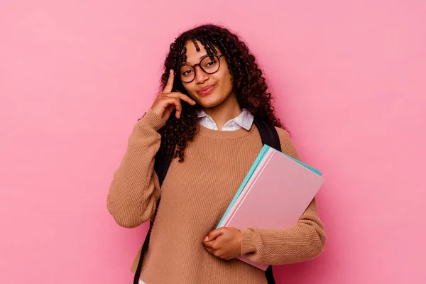 Jovem Estudante Mista Mulher Isolada Fundo Rosa Apontando Templo Com — Fotografia de Stock