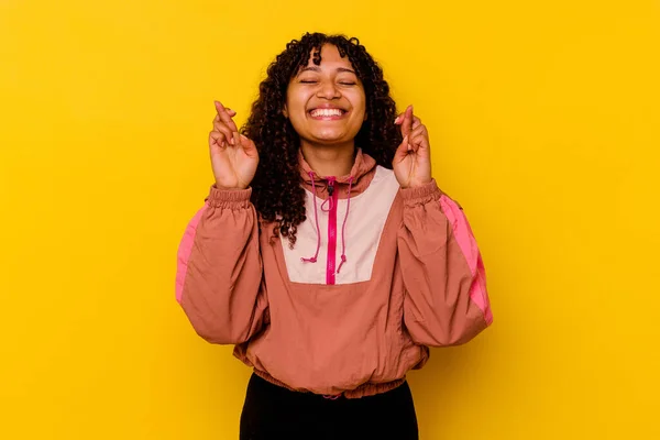 Jovem Mista Mulher Isolada Fundo Rosa Cruzando Dedos Para Ter — Fotografia de Stock